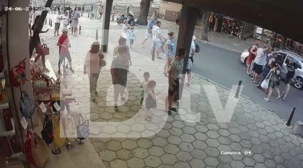 Мъж удря слепи туристи в Несебър