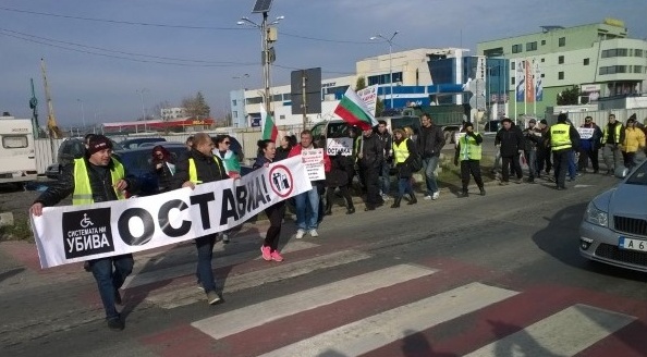 Вял протест в Бургас, едва трийсетина скандираха „Оставка“
