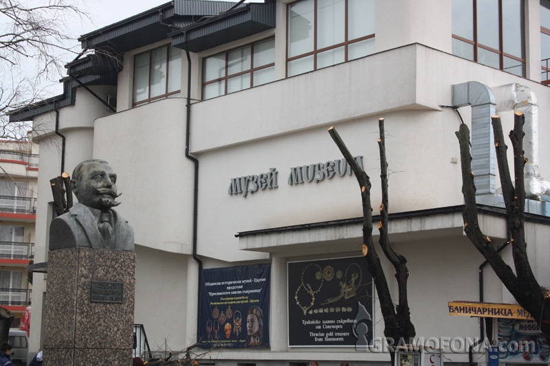Майстори на филмови реквизити показват римски шлемове в Царево