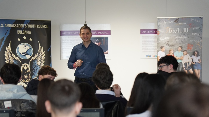 Десетки млади хора от Бургас се срещнаха с представители на бизнеса в рамките на инициативата „Среща с големия бизнес“