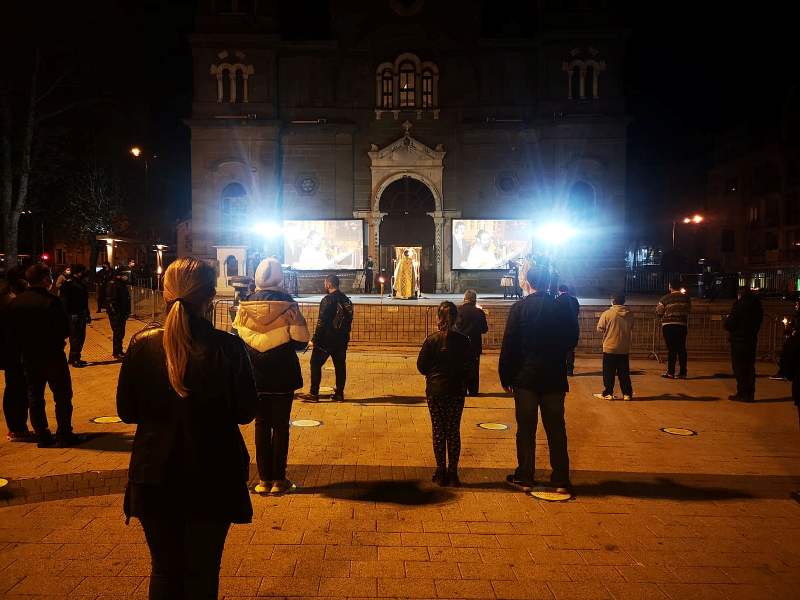 Десетки бургазлии посрещнаха Великден пред храм „Св. св. Кирил и Методий”
