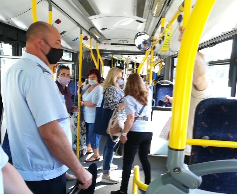 Полицията и РЗИ проверяват носят ли се маски в автобусите в Бургас