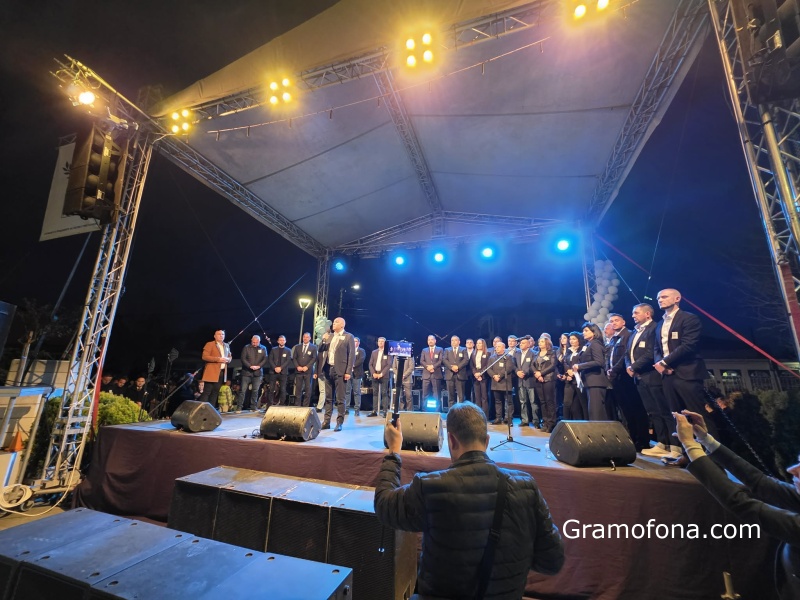 ДПС напълни докрай площада в Руен, хиляди аплодираха кандидат-депутатите (ВИДЕО)