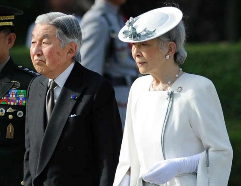 Японският император ще абдикира на 30 април 2019 г.