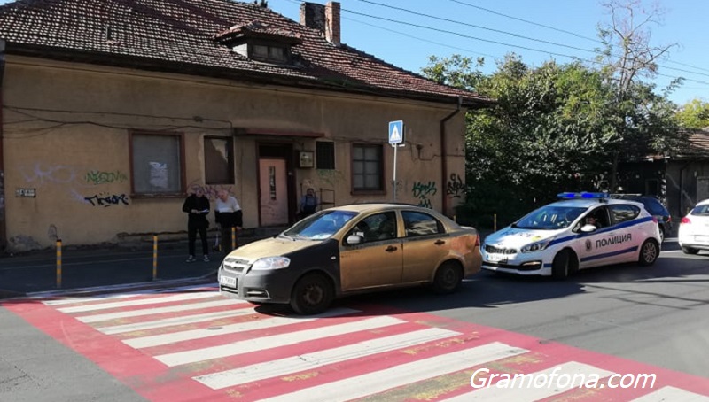 Възрастна жена е блъсната на пешеходна пътека