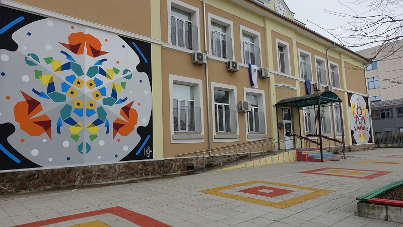 Цветен калейдоскоп украси фасадата на едно специално училище в Бургас