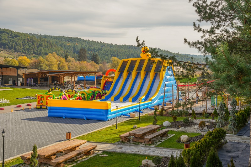 Като в „Алиса в страната на чудесата“, но в планината – Добре дошли в Therme Fun and Sport Park