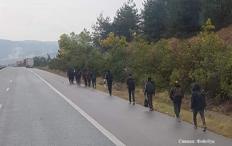 Мигранти се разхождат по магистрала Тракия, хванаха ги