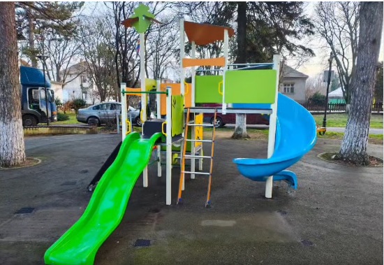 Обновиха десетки детски съоръжения в парковете в Сунгурларе