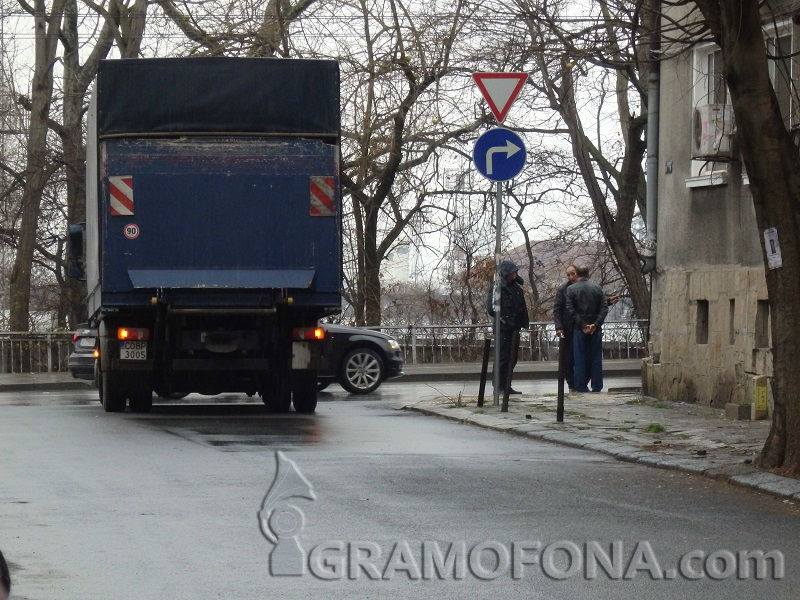 МВР се самоопроверга: Не е тролейбус, а само стълб от тролейбусната мрежа