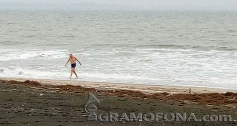 73-годишен откри сезона на бургаския плаж