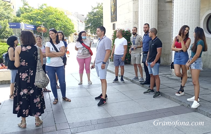 Гневни бургаски родители бойкотират местенето на децата им от ОУ „Добри Чинтулов“