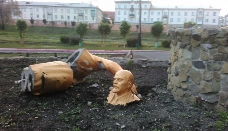 Пиян руснак събори паметник на Ленин заради селфи