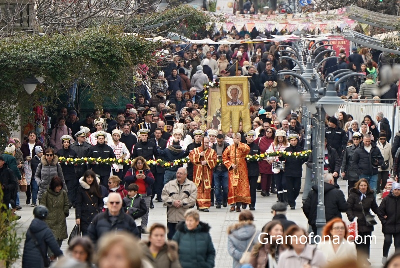 Тренд: 2 милиона българи ходят на ясновидки, 65% вярват, че всичко се връща