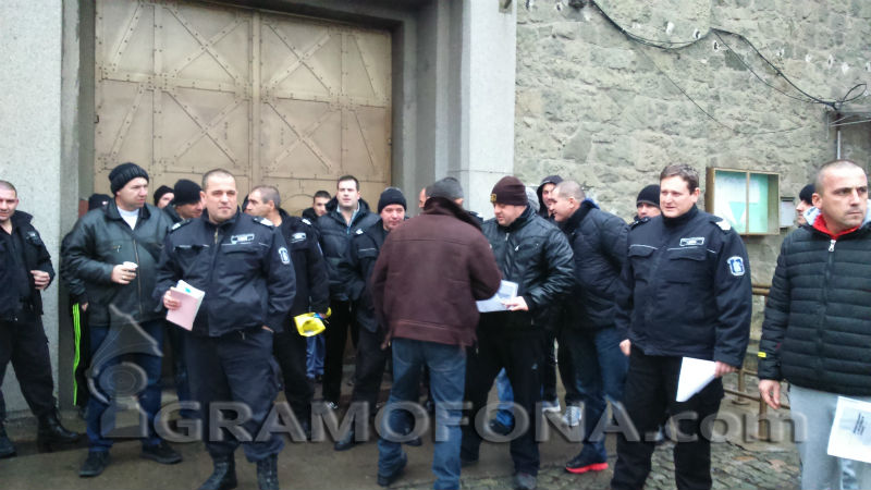 Втора година надзиратели си чакат обезщетенията по спечелените от тях дела