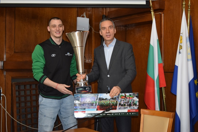 Димитър Николов удостои с Почетния знак на Община Бургас волейболния Нефтохимик 2010