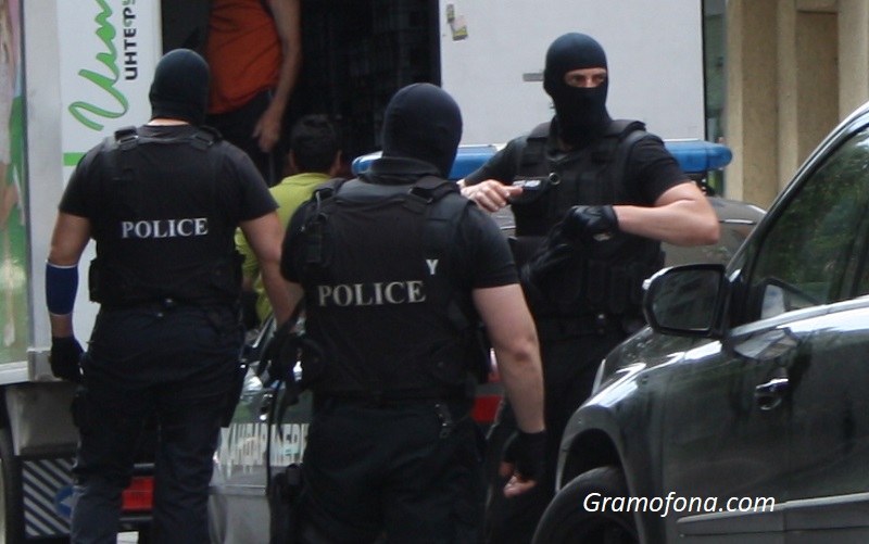 Мащабна акция на полицията в Бургас: Издирват се скъпи крадени коли