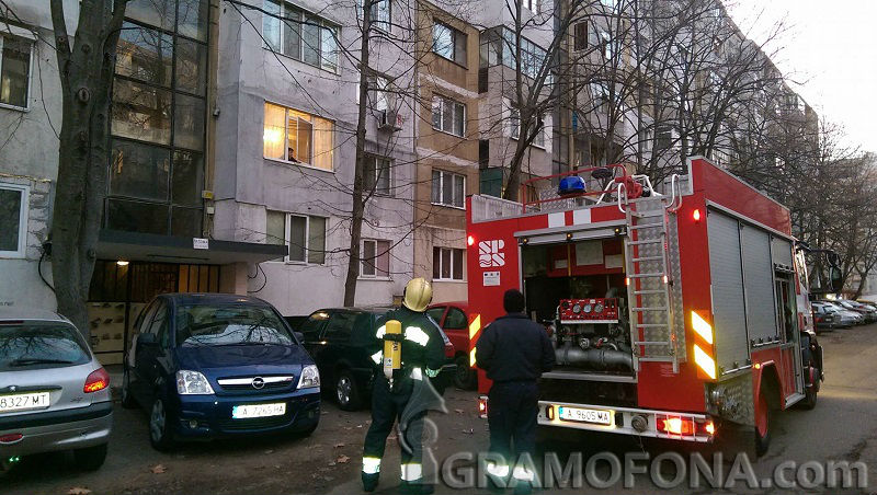 Психично болен подлудява комшиите си