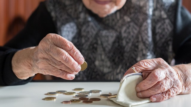 100 лв. великденски добавки само за по-бедните пенсионери, реши бюджетната комисия