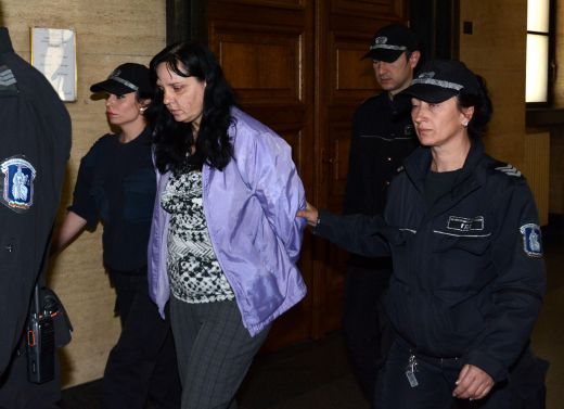 Акушерката, която преби 4-дневната Никол, отива на съд