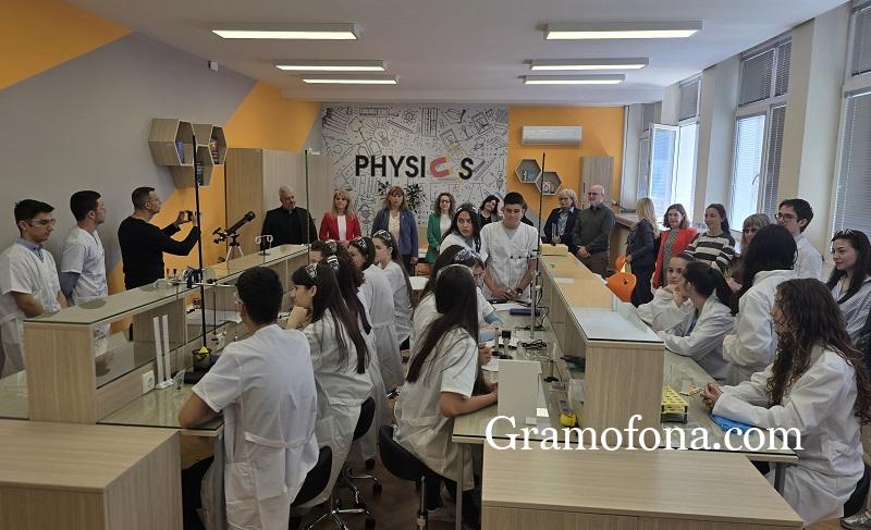 Учениците от ПГСАГ „Кольо Фичето“ вече се обучават в супер модерен STEM център