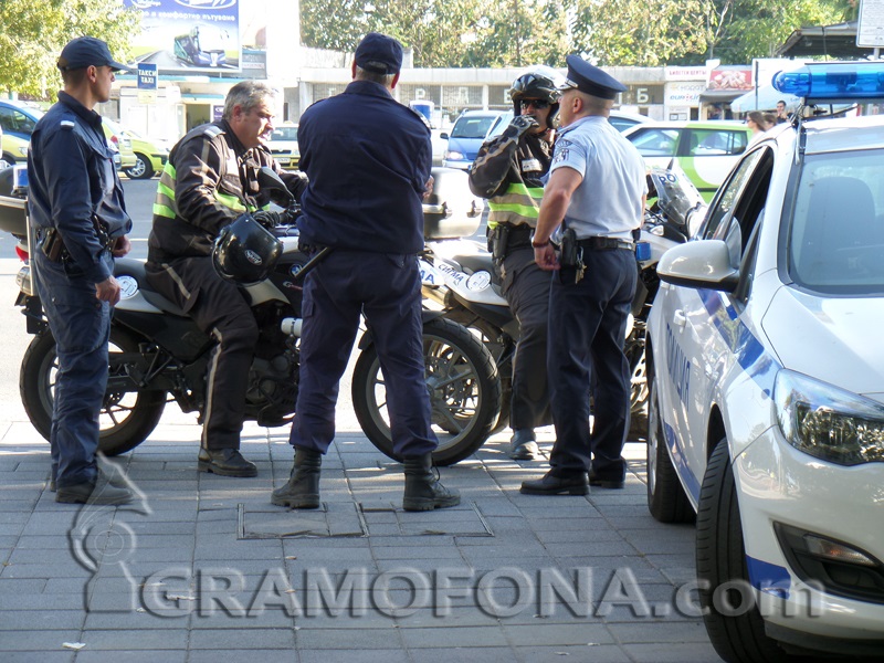 В Бата ври от полиция, тече акция за покупка на гласове