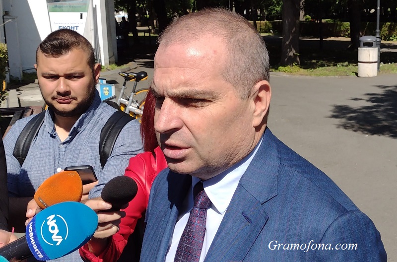 Първа министерска оставка, хвърли я Гроздан Караджов