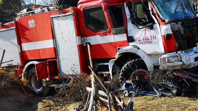 Пожарникари катастрофираха в Благоевградско