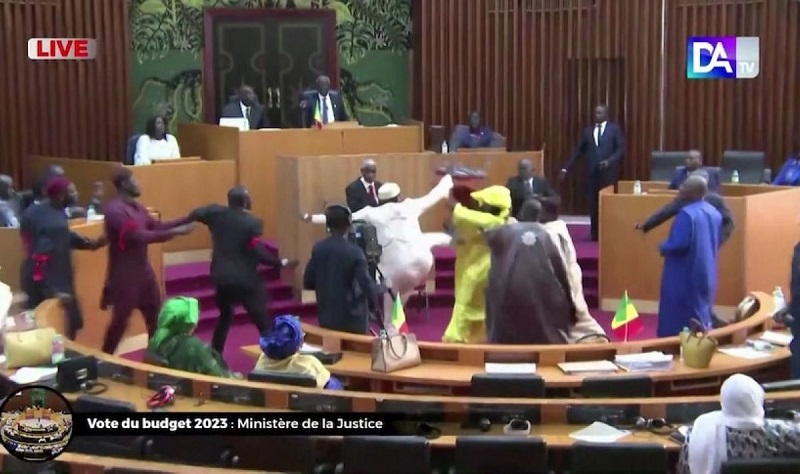 Депутати в Сенегал се сбиха след разгорещен дебат за бюджета