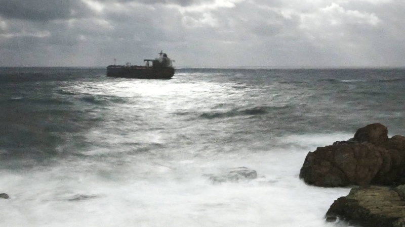 Не могат да евакуират екипажа на танкера, заседнал край Ахтопол