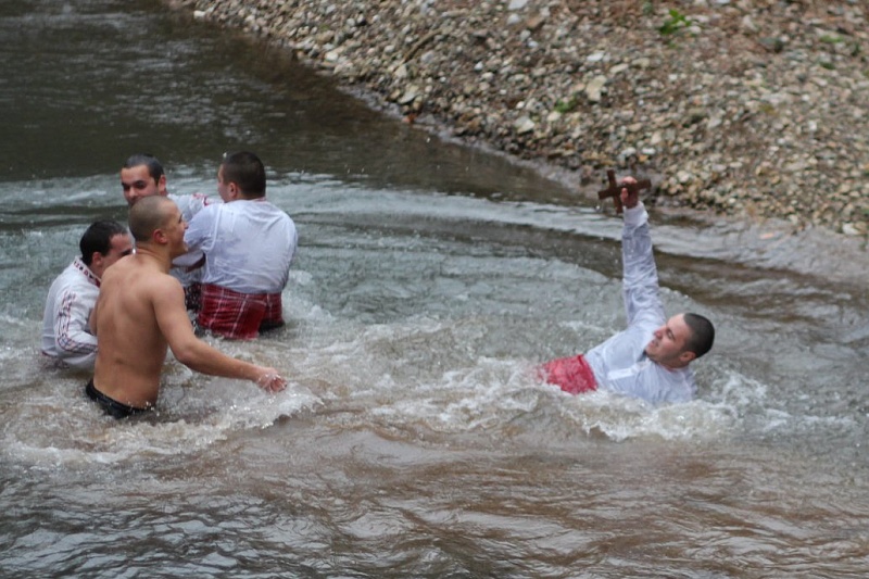 Бургазлия извади за втори път кръста от водопада Докузак