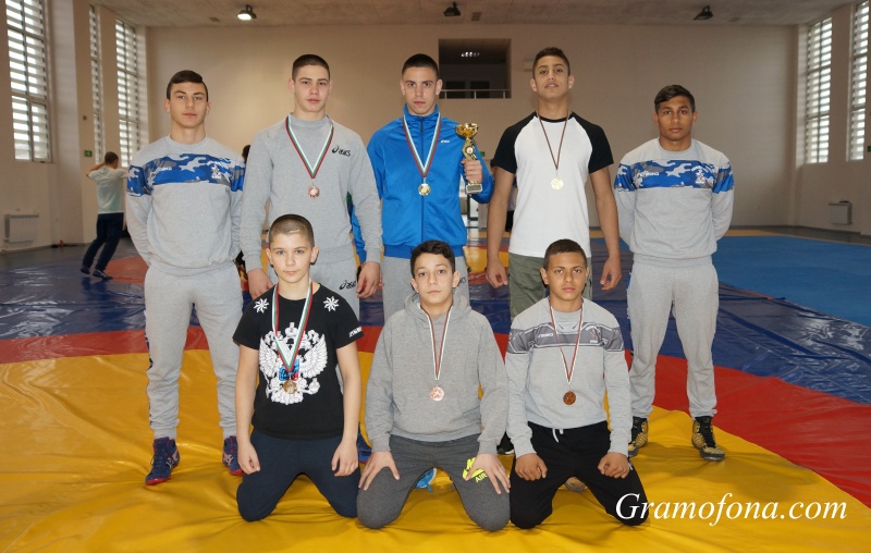 Борците на „Черноморец“ завоюваха куп медали на няколко първенства