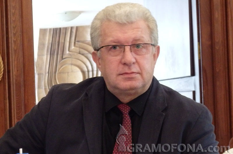 Георги Дражев слиза от председателската трибуна, вече ще е редови общински съветник