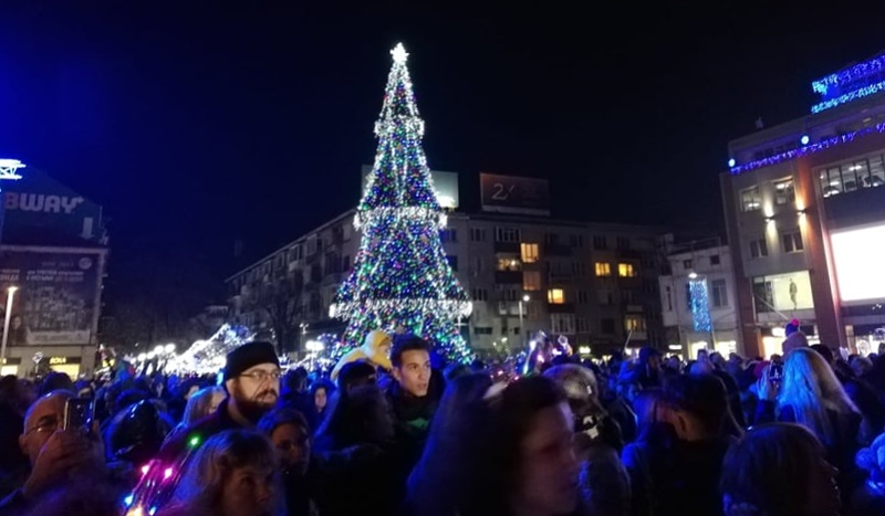 Концерт и баница с късмети на Нова година в центъра на Бургас