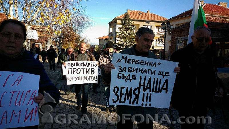 Черноморци на бунт заради бившите складове на нос Червенка