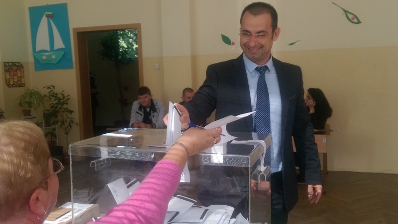 Живко Табаков гласува за бъдещето на децата си