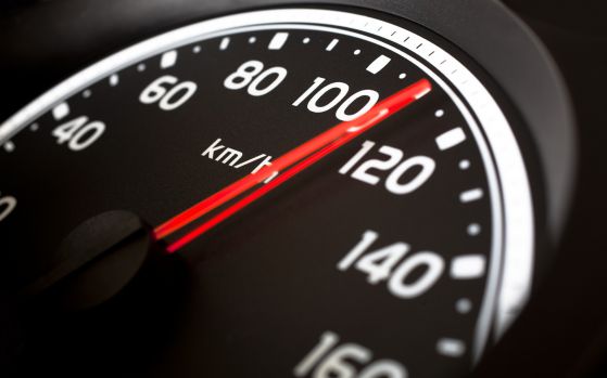 8-годишно дете кара със 100 км/ч в Германия, прилоша му от високата скорост