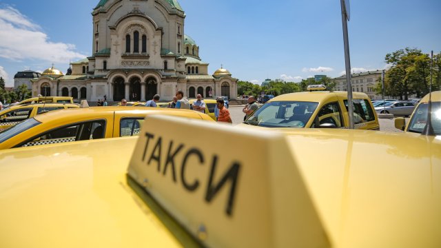 Таксиметров шофьор загина при катастрофа в София, пътничка е ранена
