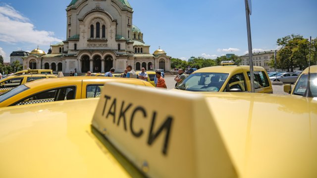 Таксиметров шофьор загина при катастрофа в София, пътничка е ранена