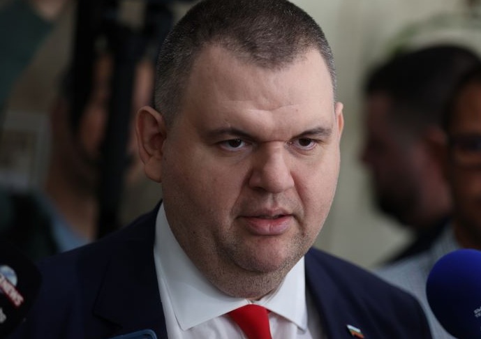 ''Румене, излез!''. Пеевски твърди, че в президентството се прави партия - при Радев ходели областни и полицейски шефове