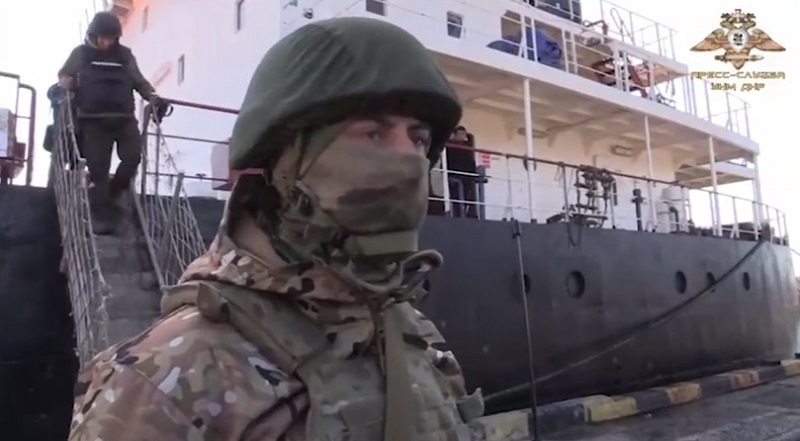 Русия твърди, че е евакуирала 47 моряци от кораби в Мариупол, българите не са сред тях