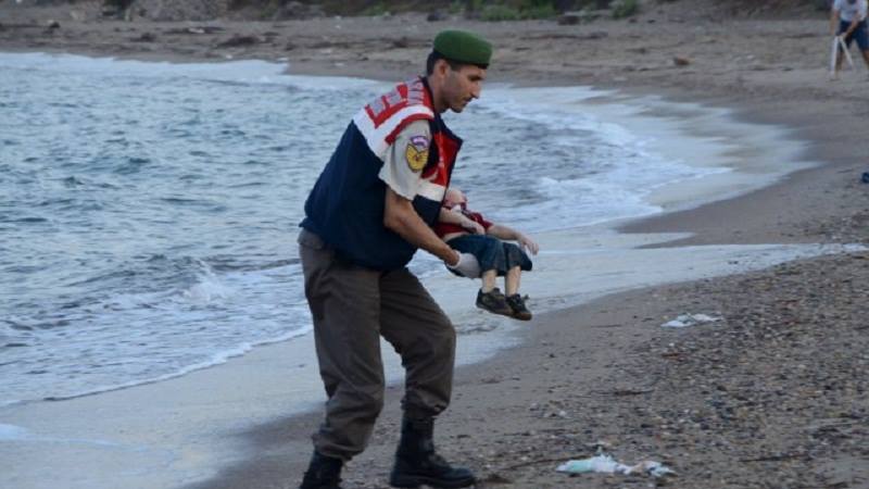 Европа в шок след снимка на удавено сирийче