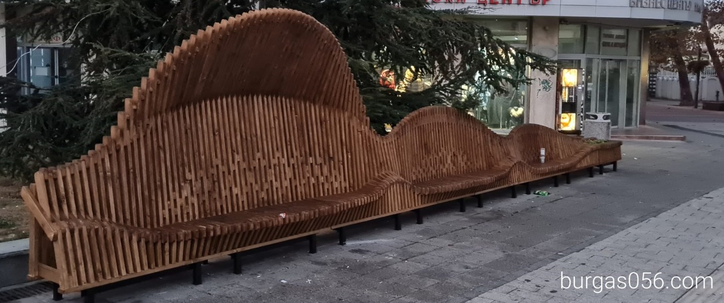Вижте новите пейки на площад „Св. св. Кирил и Методий“ в Бургас 