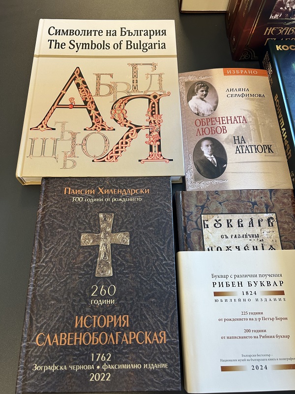 Издателят Димитър Томов с щедро дарение за община Царево