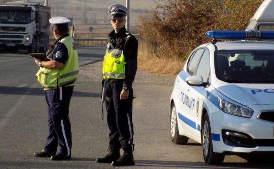 Двама пътни полицаи са задържани за приет подкуп