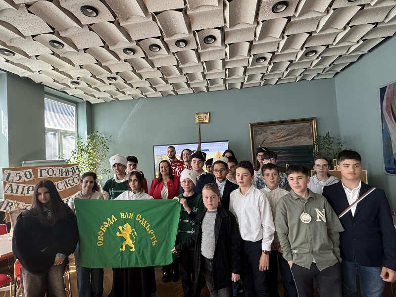 СУ „Иван Вазов“ и ПГЕЕ „К. Фотинов“ отбелязаха 150-годишнината от Априлското въстание с тържествен урок