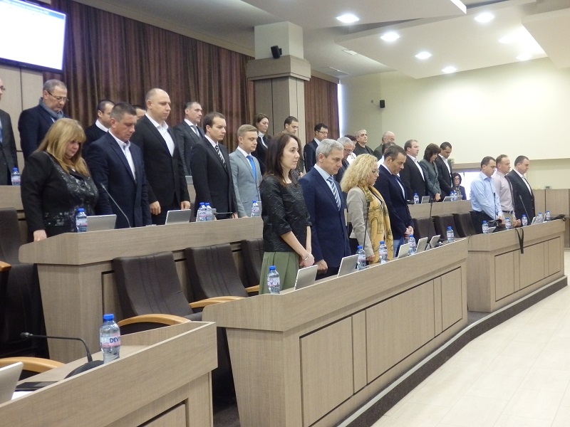 Общинските съветници почетоха жертвите от атентата в Париж