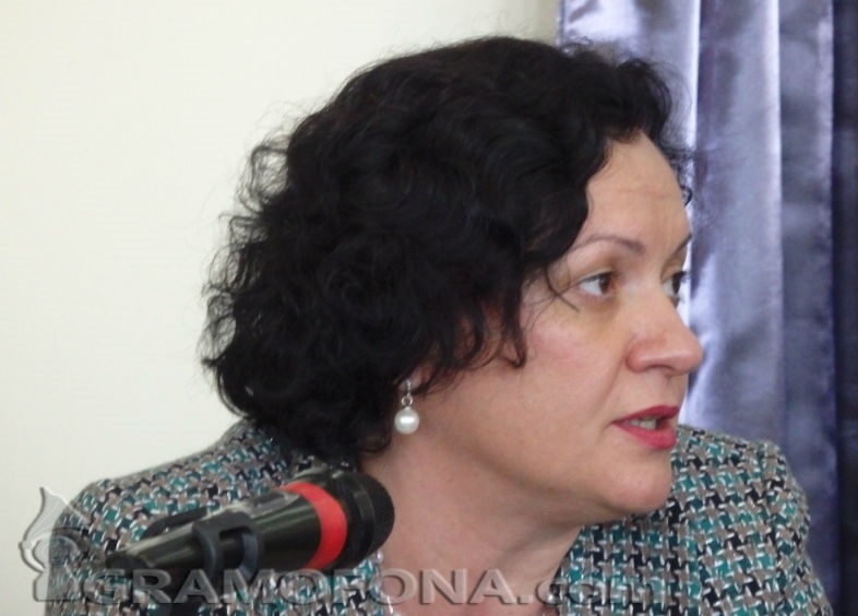 Ивелина Василева пита как ще се прекрати незаконното разораване на морското дъно за бяла мида