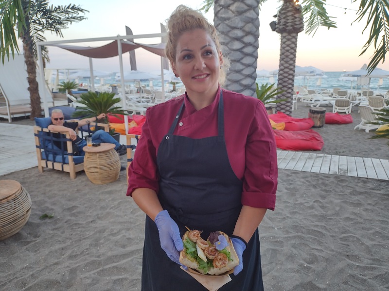 Шеф Вълкова приготви уникален сандвич със скариди и теменужки на SAXА Beach