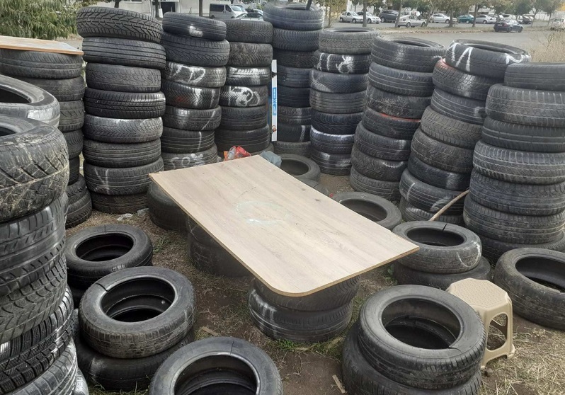 Неизвестен изхвърли 100 автомобилни гуми, деца от близките блокове ги подредиха